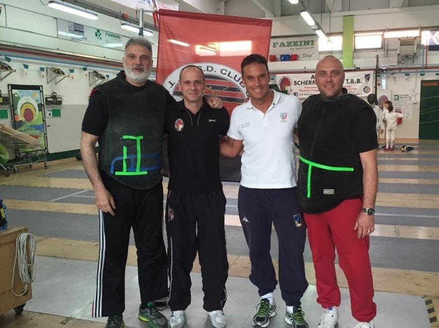 Un campione tira al Club scherma 
