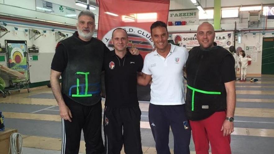 Un campione tira al Club scherma