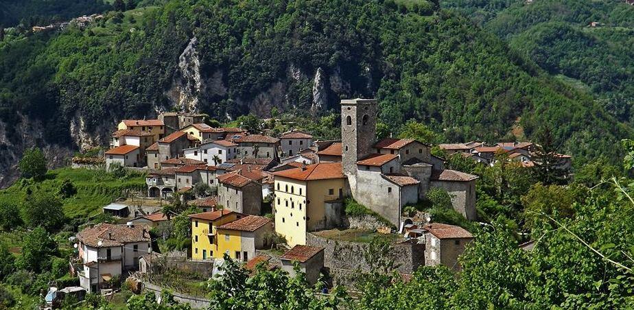 Italia Nostra contro il traliccio a Verni «Rovina l’ambiente» 