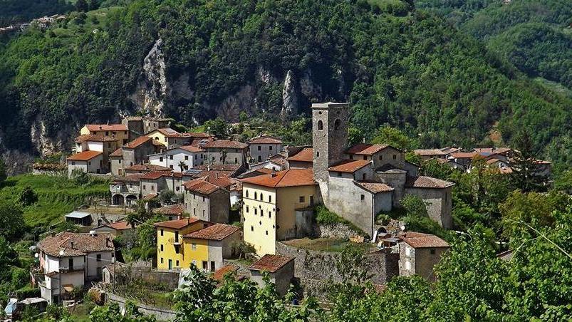 Italia Nostra contro il traliccio a Verni «Rovina l’ambiente»