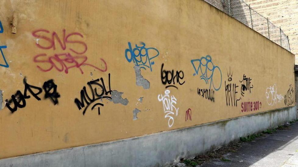 Chiesa del Soccorso, nuovi sfregi e scritte imbrattano i muri