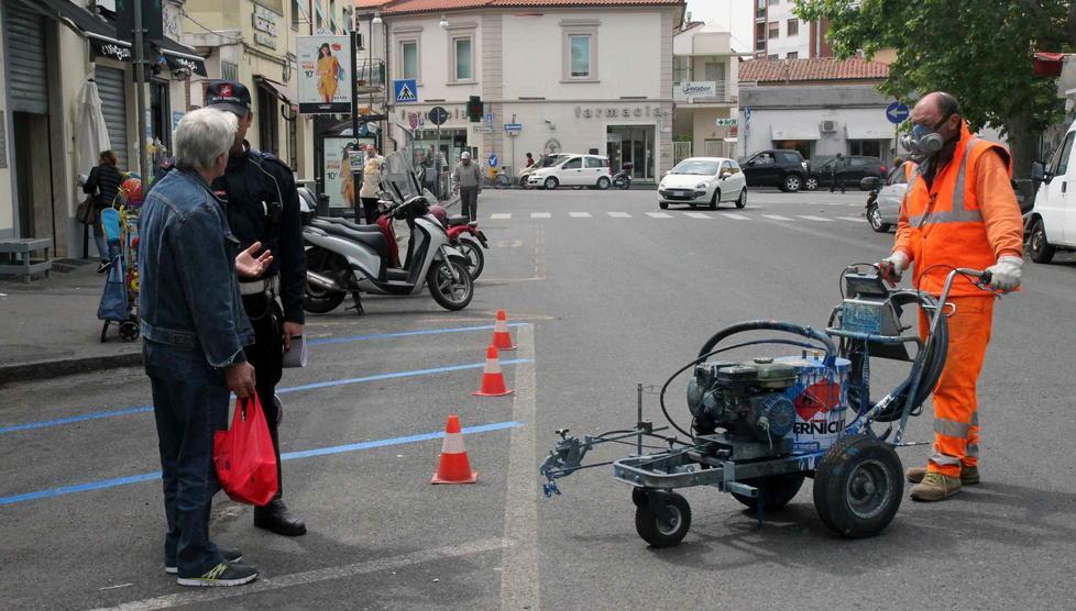 Disegnate le strisce blu a Colline la sosta si paga 