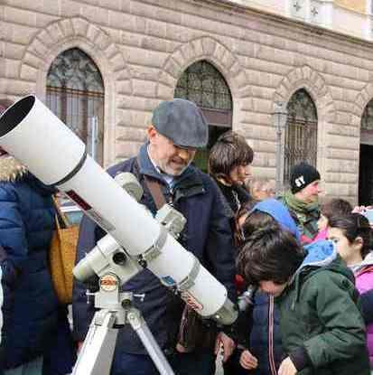 In piazza col naso in su per ammirare Mercurio 