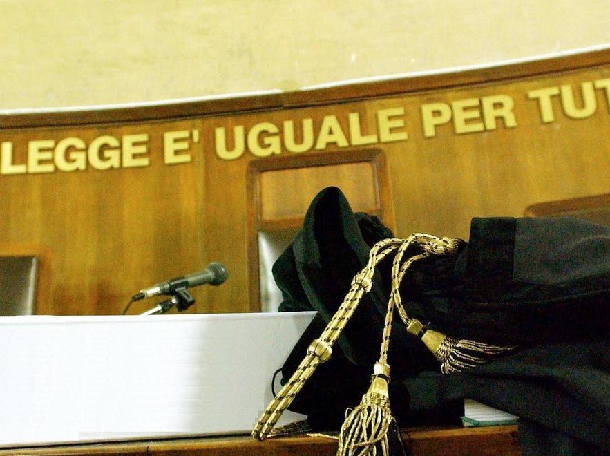 Truffa delle pratiche Ue: a processo due anziani 