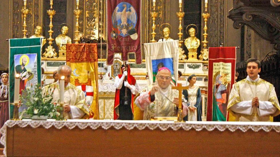 Duomo gremito per i Palii. E oggi gli sbandieratori