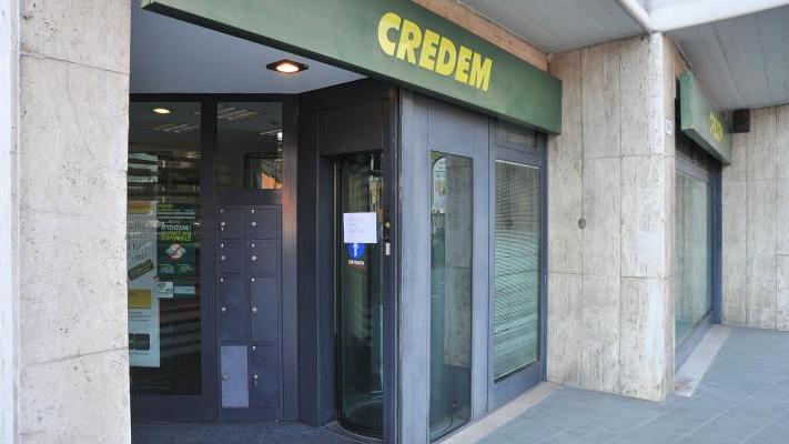 Cittadini lanciano l'allarme, salta il furto al bancomat