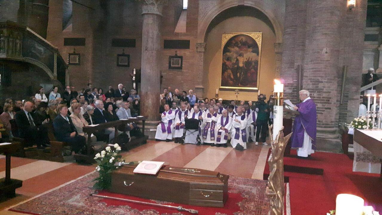 Un momento dei funerali di monsignor Benito Cocchi