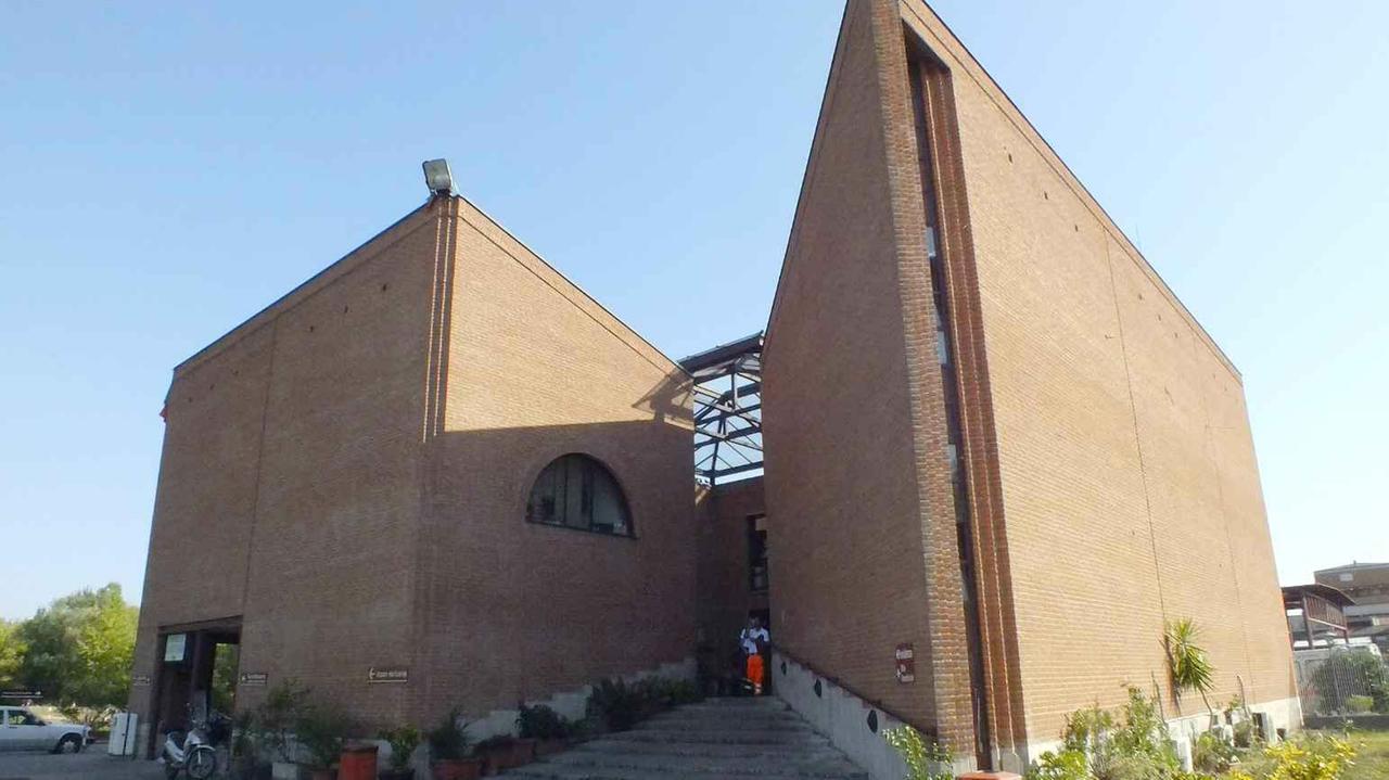 La sede della Pubblica Assistenza in via Bargagna dove si trova la salma del pensionato