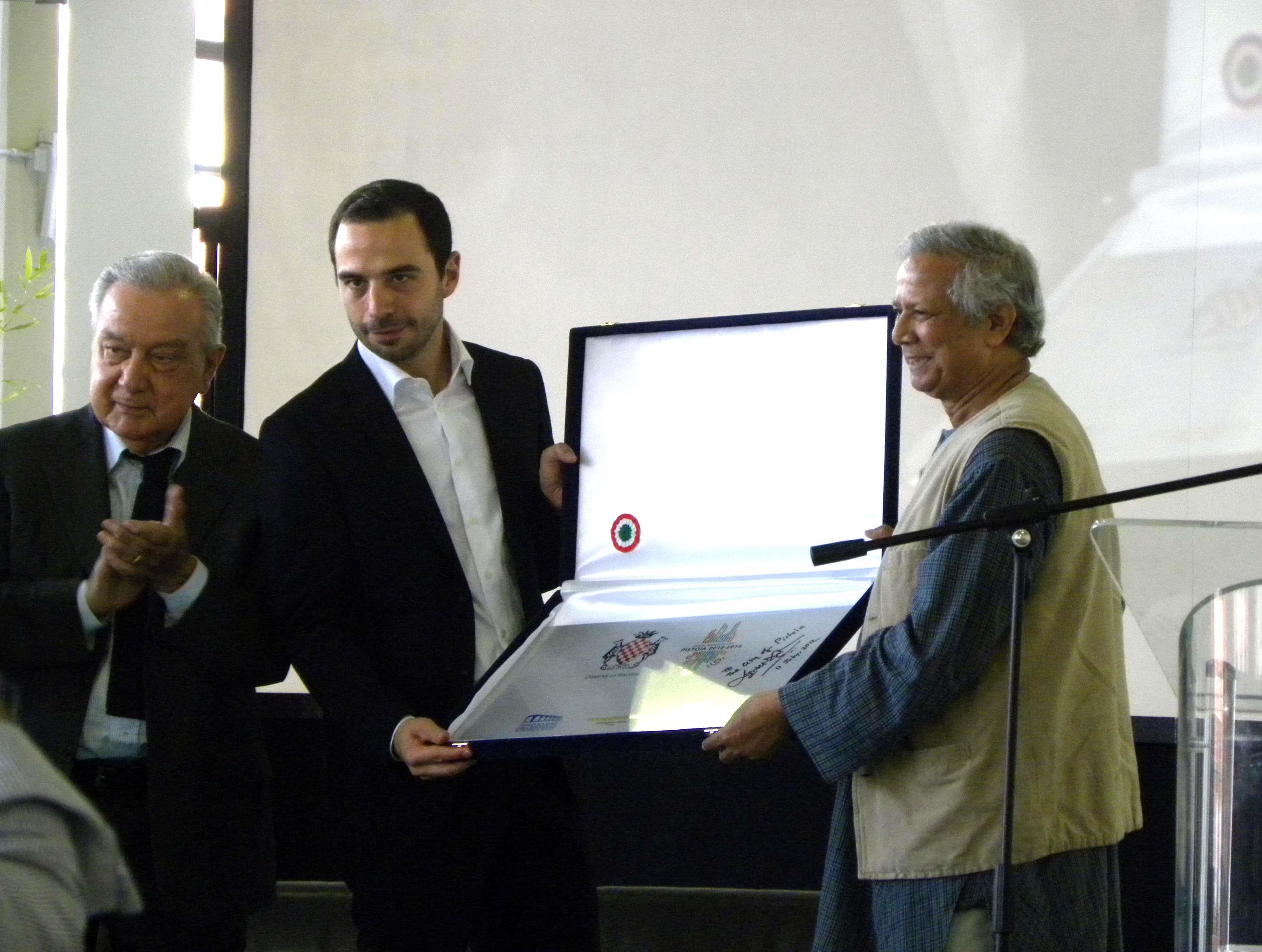 Il premio Nobel Yunus cittadino onorario di Pistoia