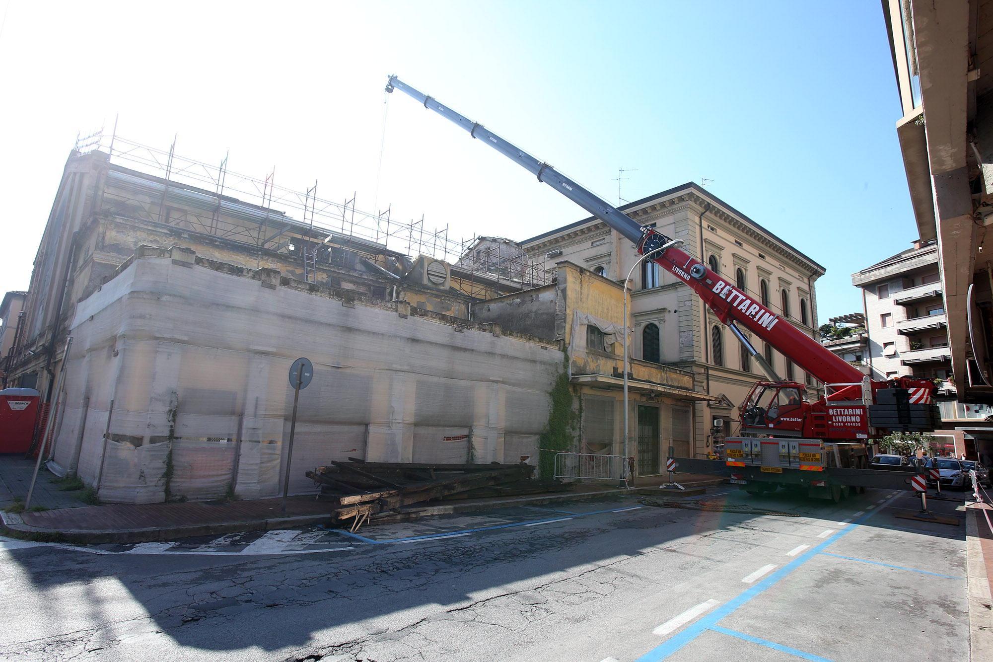 Inizia la fase dello smaltimento dei rifiuti all'ex Cinema Adriano