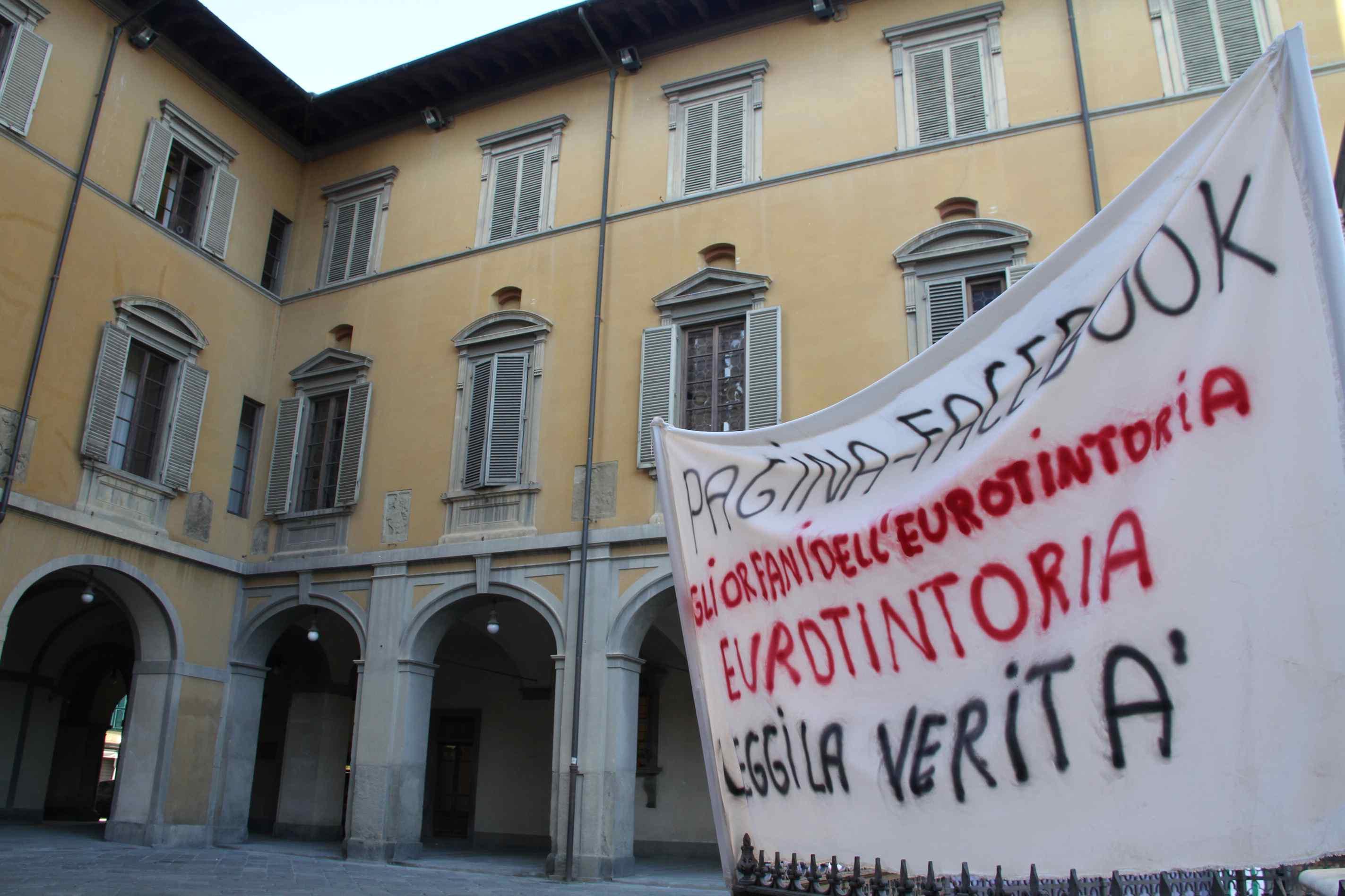 Uno degli slogan nei giorni della chiusura dell'azienda 
