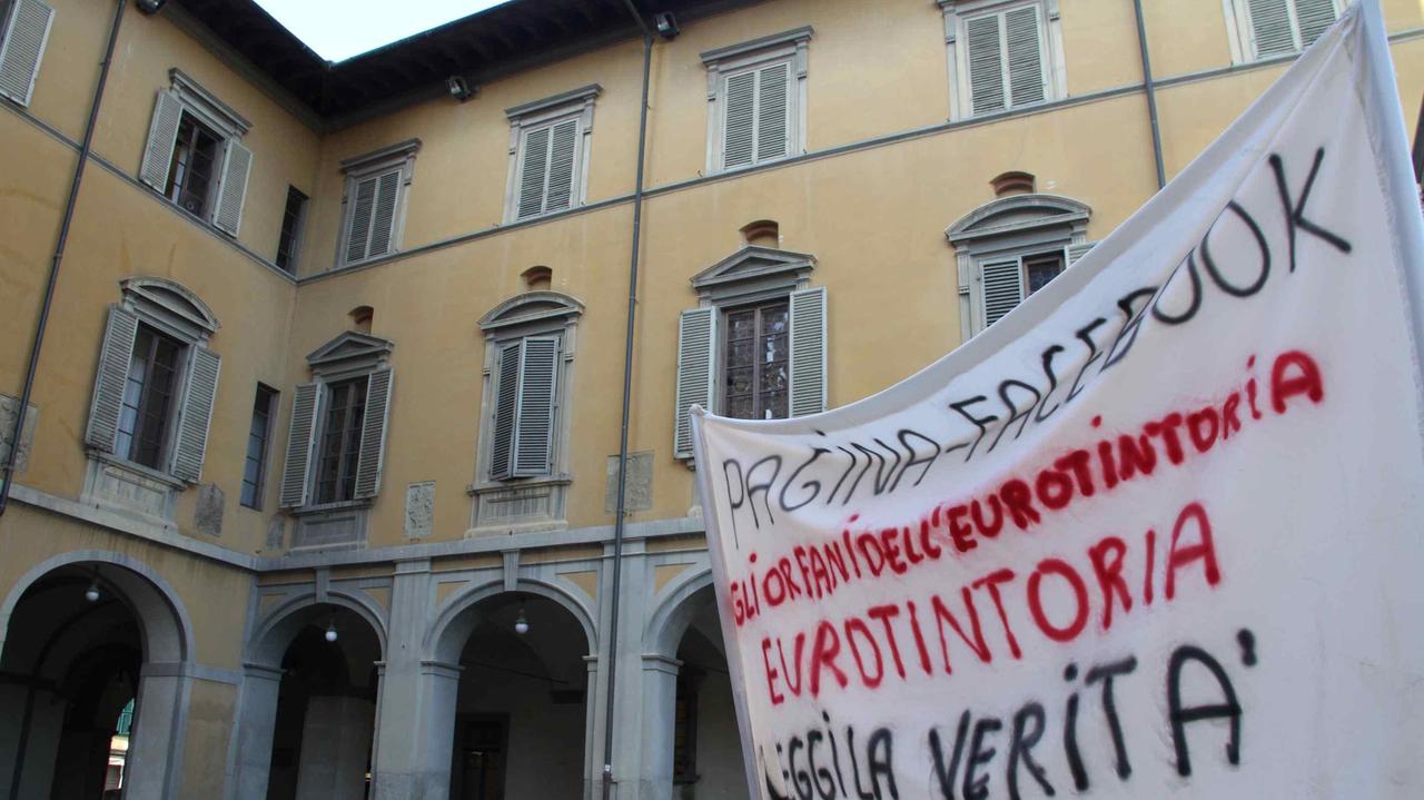 Uno degli slogan nei giorni della chiusura dell'azienda
