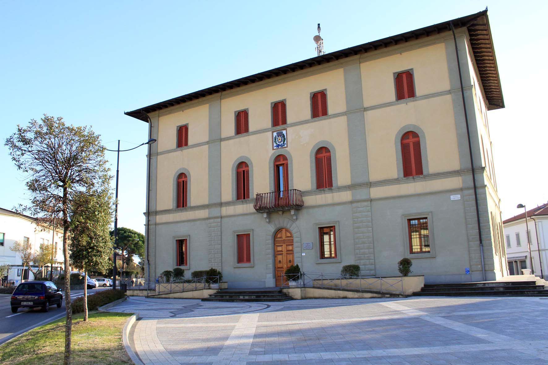 Il palazzo comunale di Larciano (Foto Nucci)