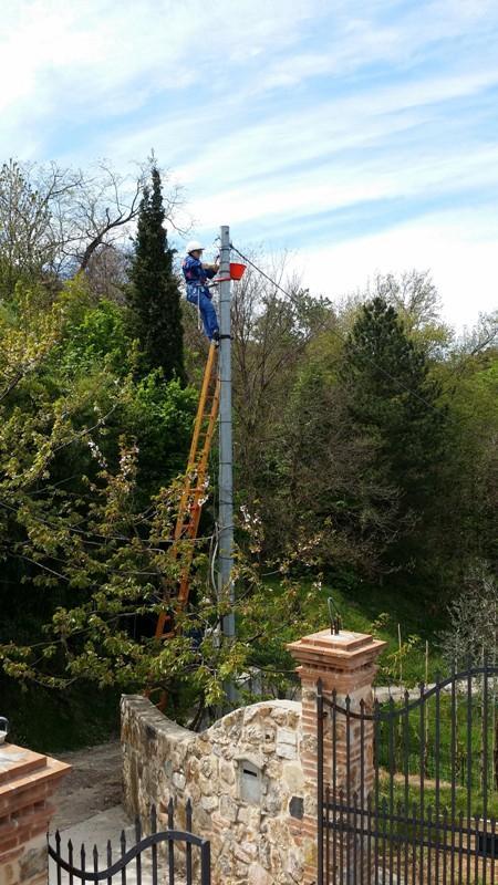 Un tecnico dell'Enel al lavoro (archivio)