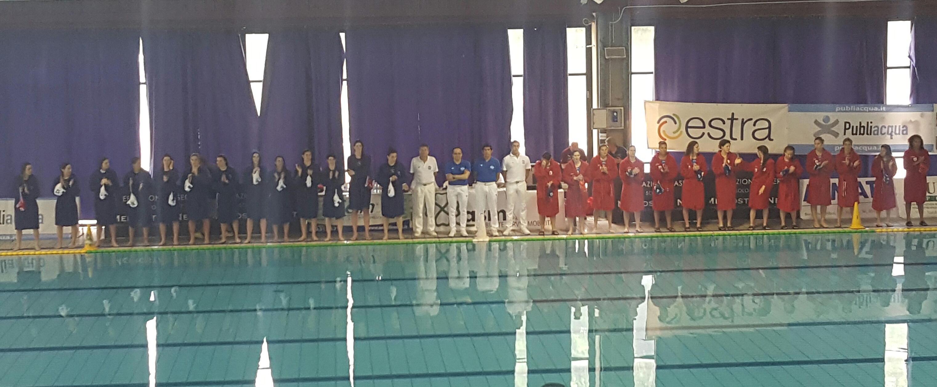 Le due squadre prima dell'inizio dell'incontro