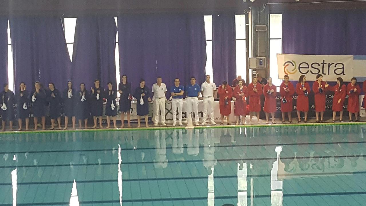 Le due squadre prima dell'inizio dell'incontro