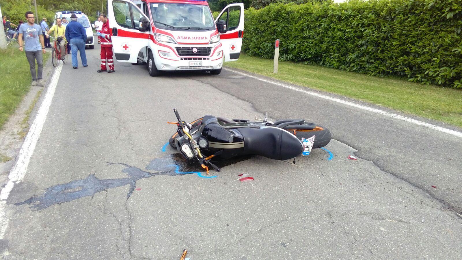 Si scontra con un'auto, gravissimo un motociclista 