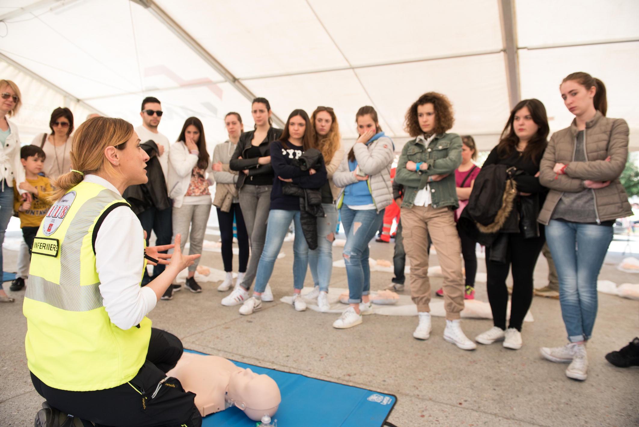 La dimostrazione per la rianimazione cardiaca (Foto Agenzia Carlo Sestini)