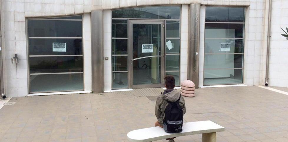 L'ingresso della biblioteca comunale, chiusa da luglio 2015