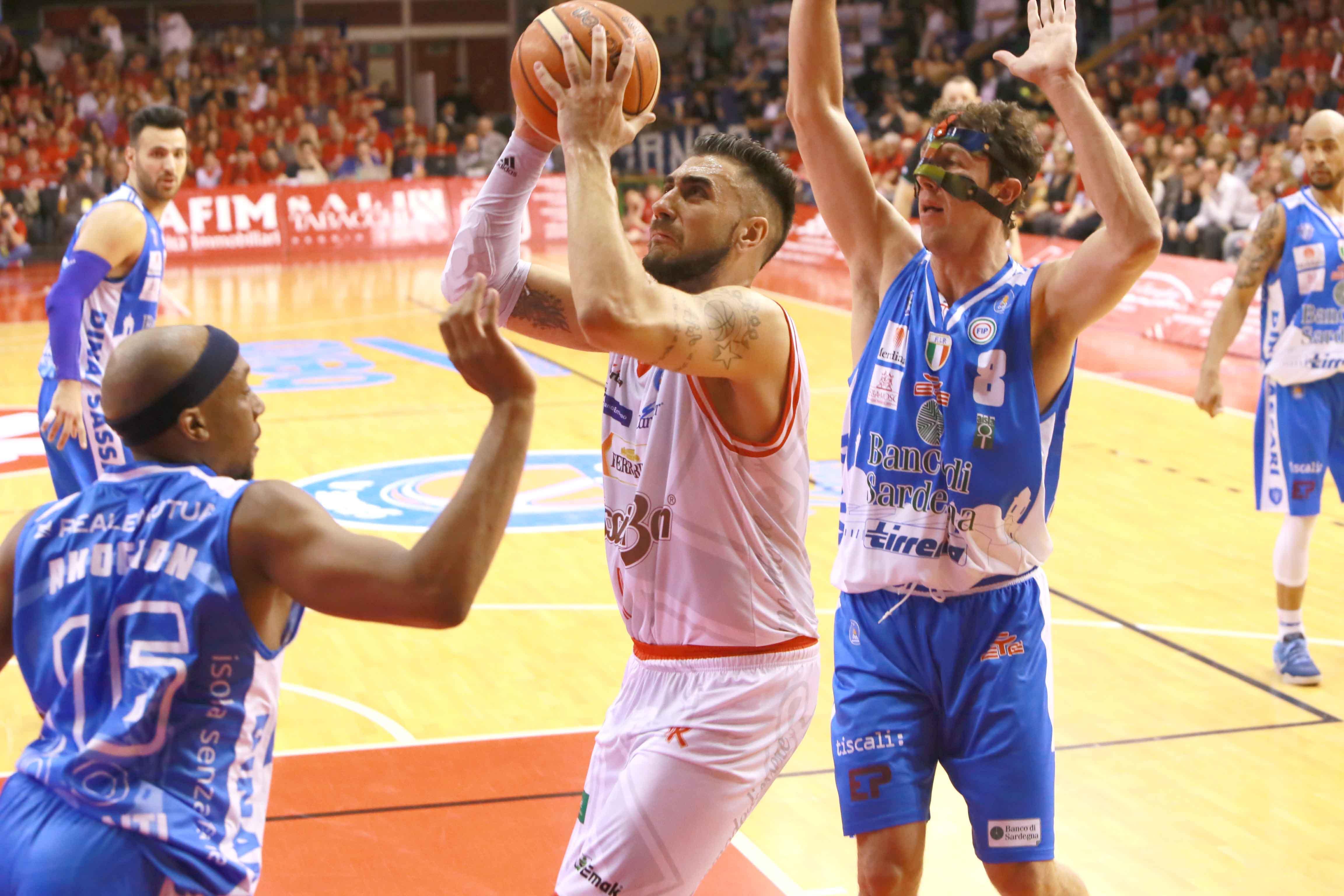 Grissin Bon, buona la prima: Sassari battuta 85-68 