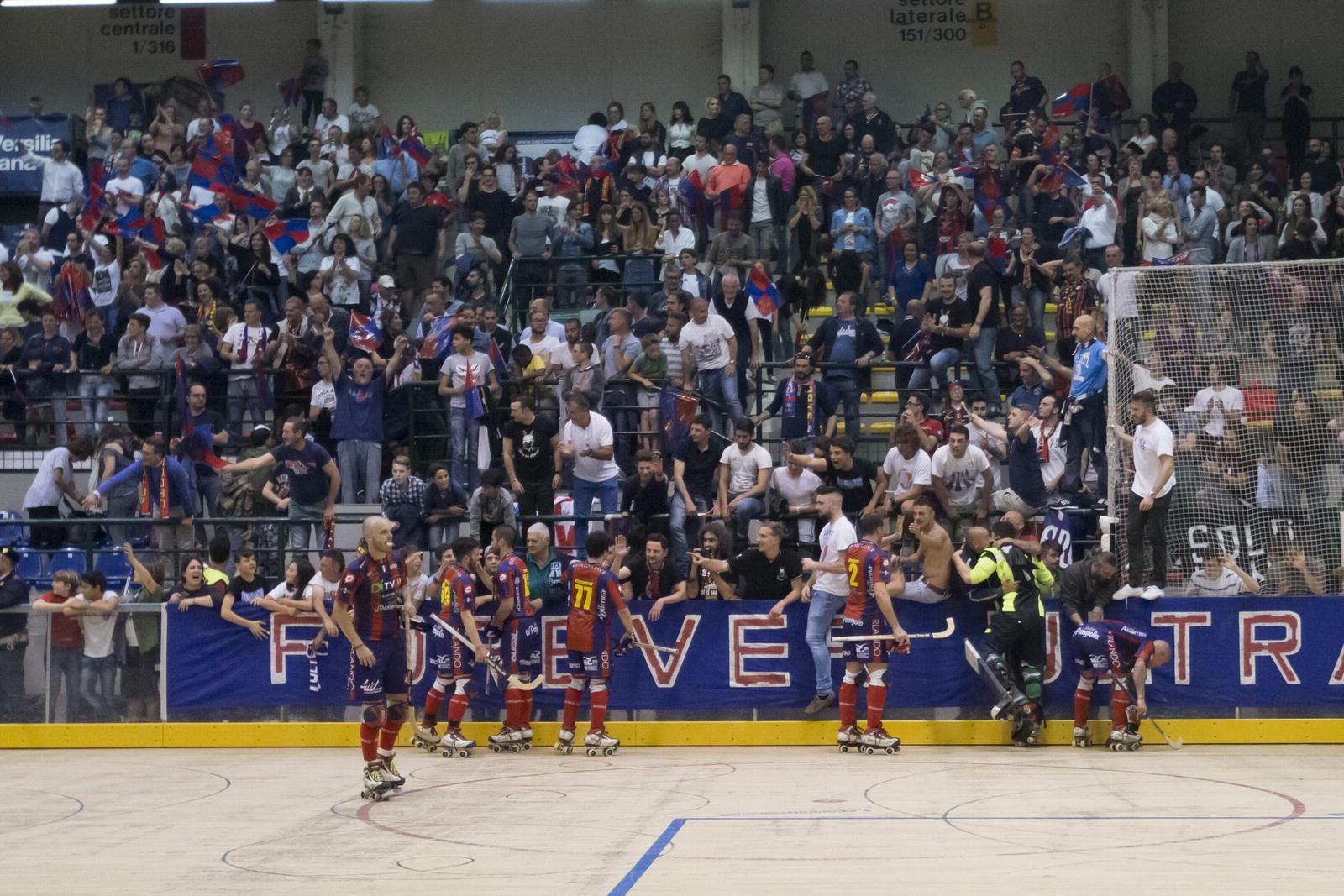 I giocatori del Forte esultano sotto gli spalti (foto Gabriele Baldi)