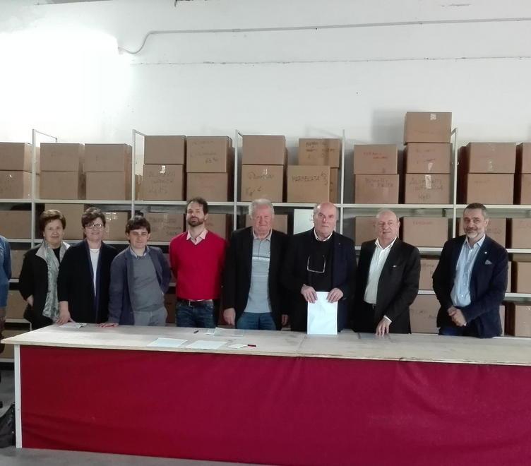 Magazzino pieno di cibo per le famiglie disagiate 