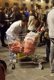 Sorpresi a far pipì nei vicoli multa salata per 12 giovani 