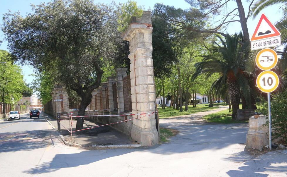 Anziano sbanda e travolge un palo 