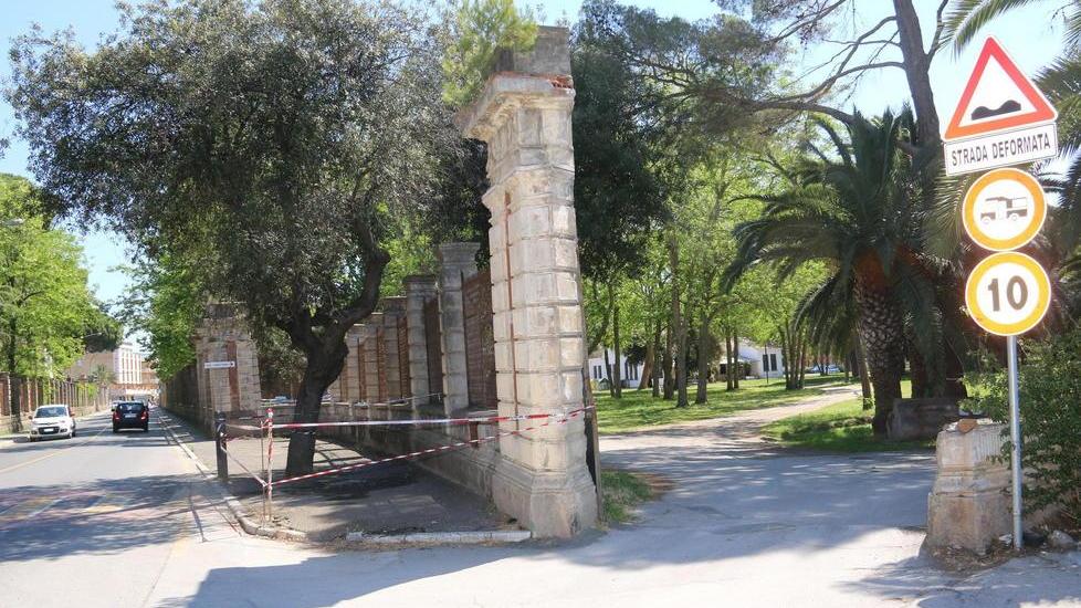 Anziano sbanda e travolge un palo
