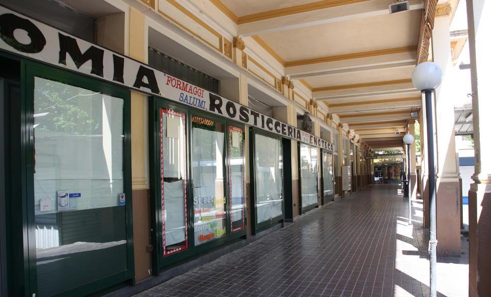 Mercato gourmet nei fondi del loggiato 