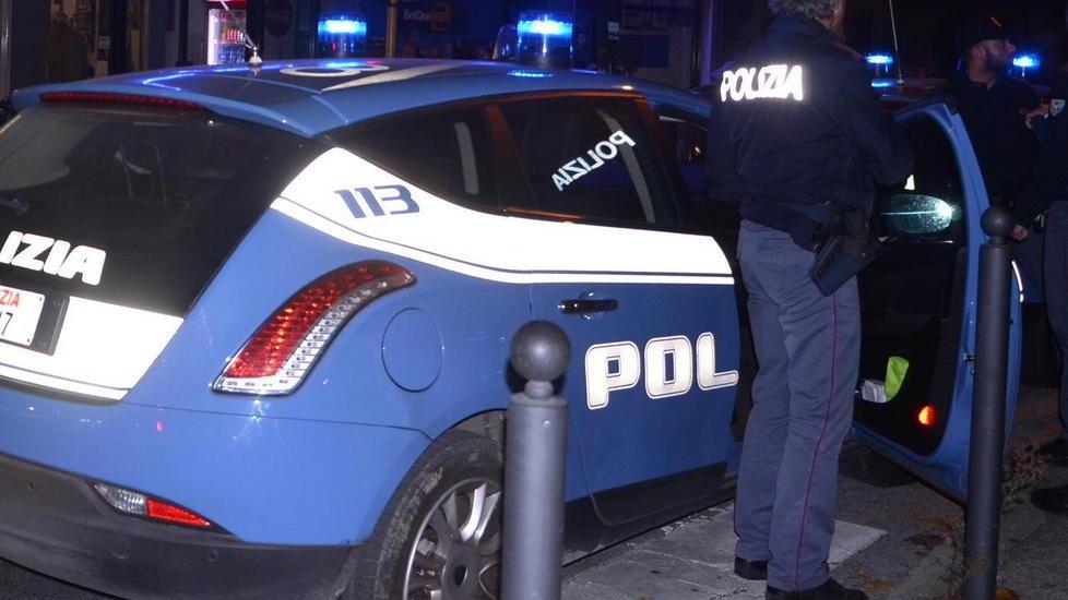 Picchia due poliziotti fuori dal bar