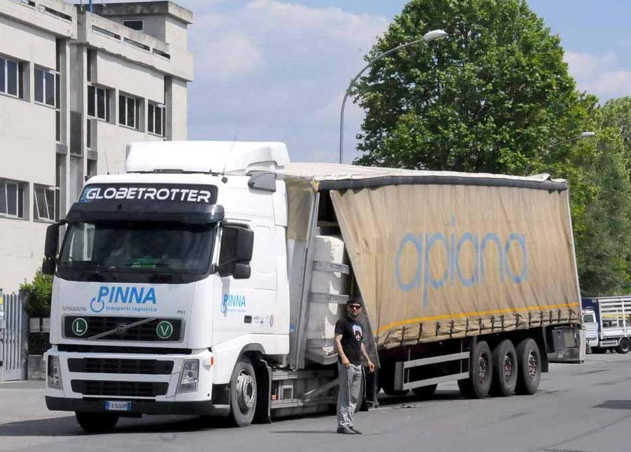 Carico lapideo si sbilancia su un tir
