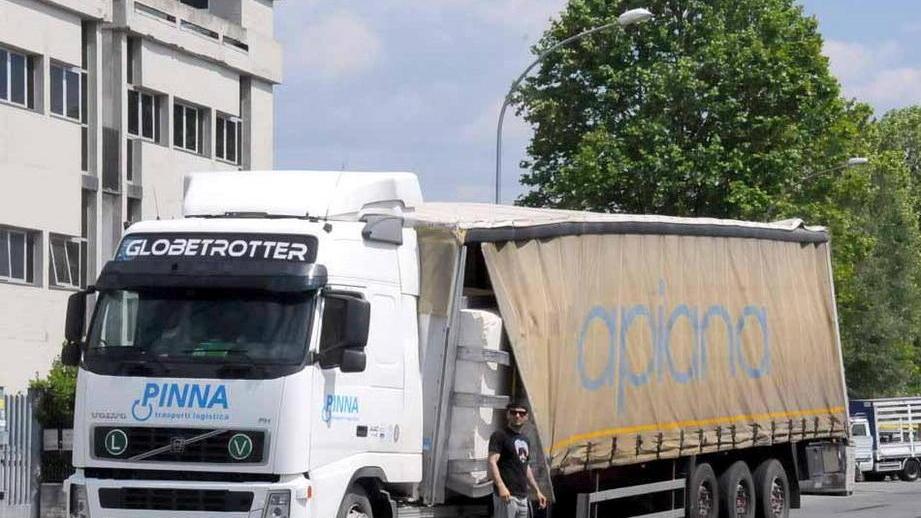 Carico lapideo si sbilancia su un tir