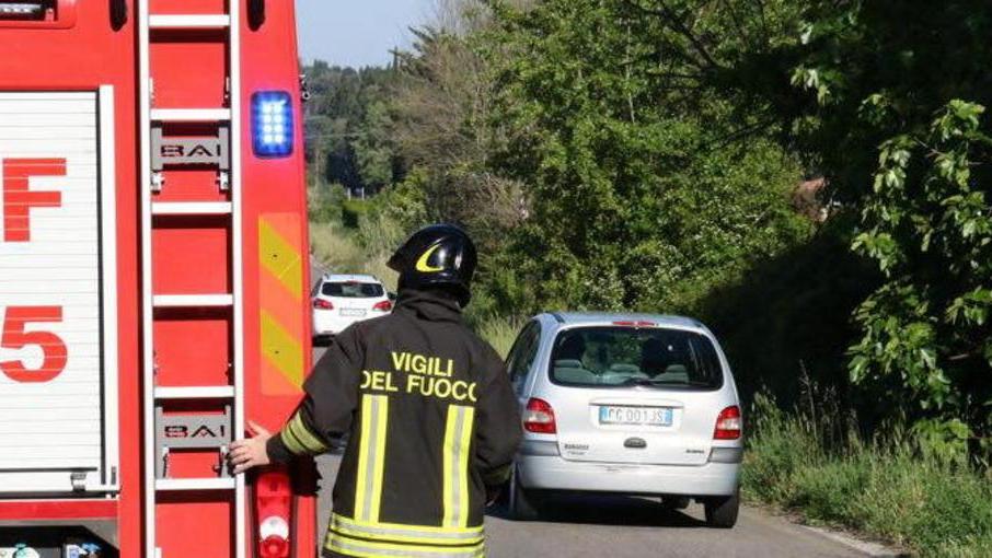 Si schianta contro un albero Intrappolato per un’ora