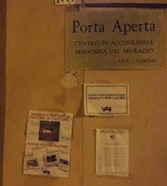 Blitz del Fronte Skinheads alla sede di Porta Aperta a Modena