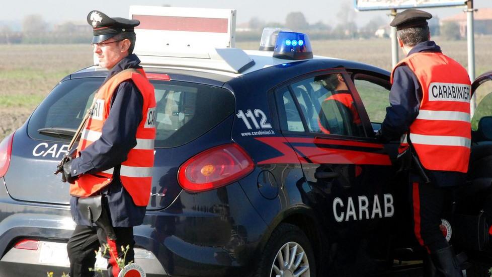 Si finge impiegata delle Poste e raggira un anziano
