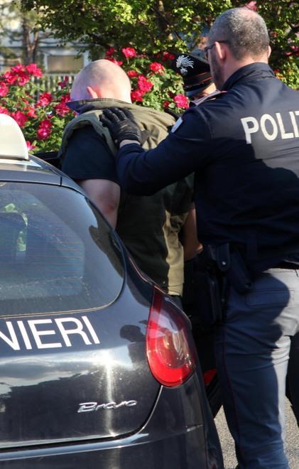 Con la scacciacani sul minibù Denunciato per minacce