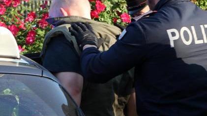 Con la scacciacani sul minibù Denunciato per minacce