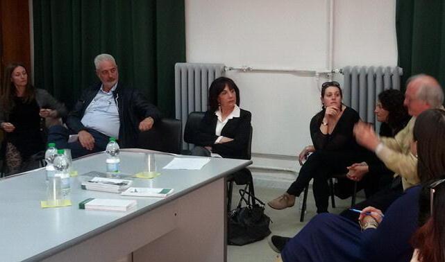 Donne vittime della violenza. «Dormo e ogni notte mio marito mi punta contro il fucile» 