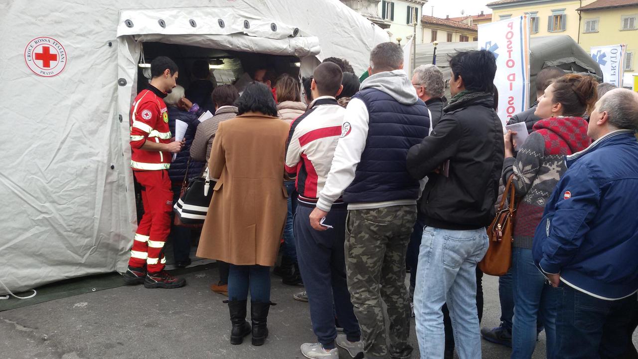 I pratesi in fila in piazza San Francesco per il vaccino contro la meningite il 6 aprile