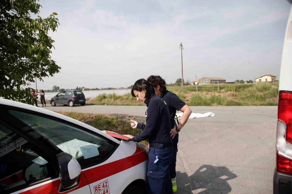 Poviglio, ciclista ucciso da un'auto. A Viano un altro cade dalla bici e muore 