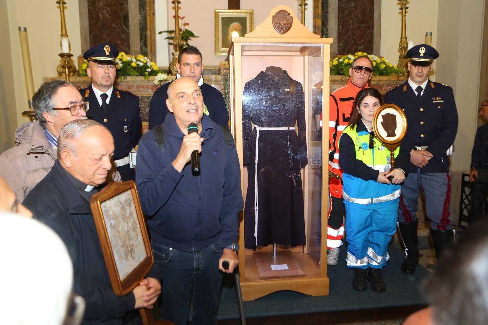 Paolo Brosio accanto al saio di San Padre Pio