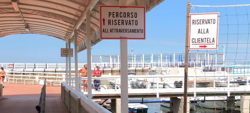 Niente corridoi sugli stabilimenti: cancelli aperti per fare il bagno 