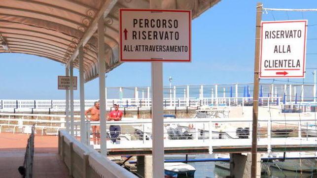Niente corridoi sugli stabilimenti: cancelli aperti per fare il bagno