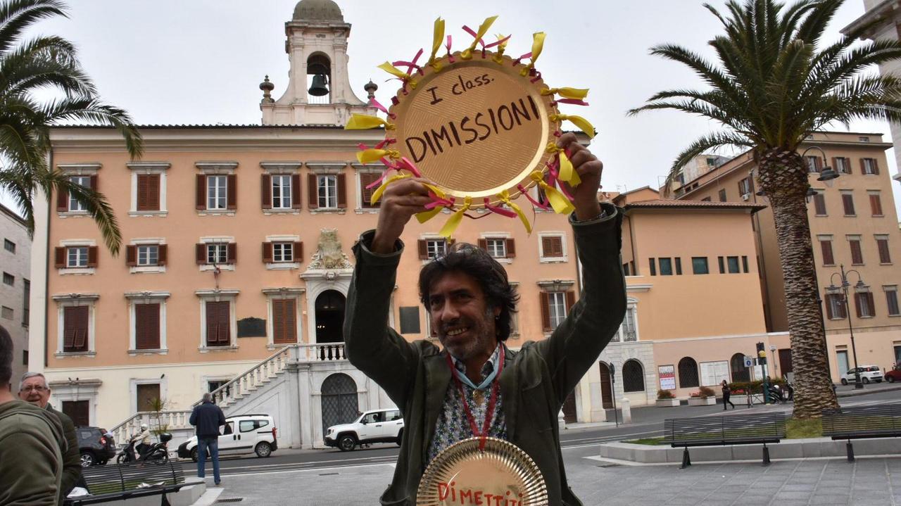 Sindaco dimettiti: il consigliere Valiani e altri manifestanti davanti al Comune