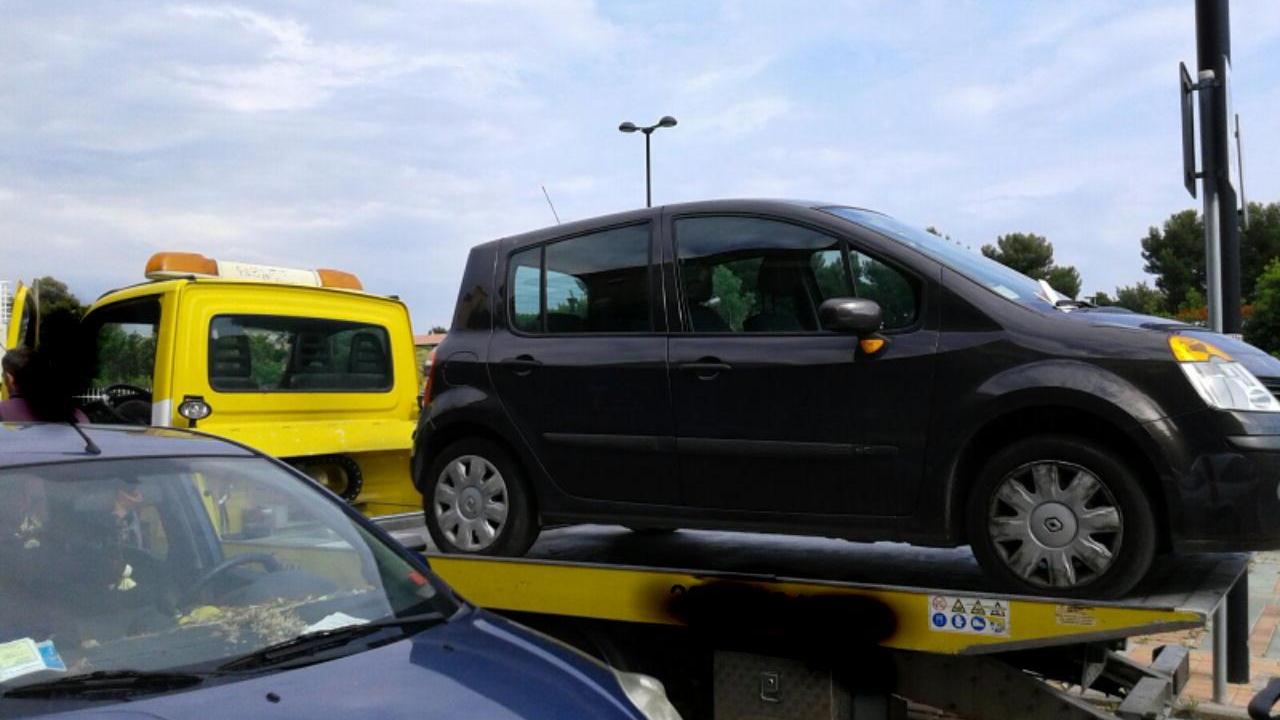 L'auto sanzionata e rimossa in via Caduti del Lavoro
