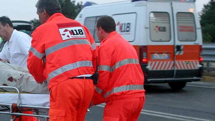 Scontro tra moto e ambulanza, due i feriti