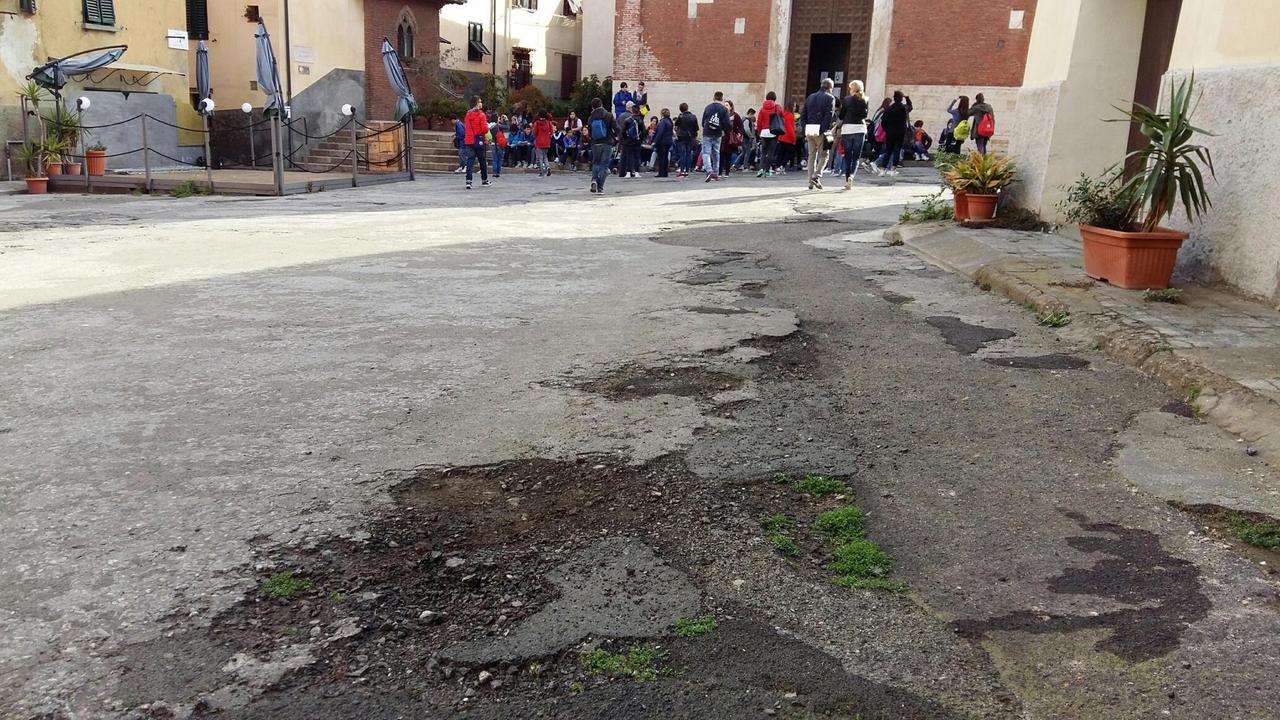 Sempre più disastrata la piazza davanti a Sant’Antimo