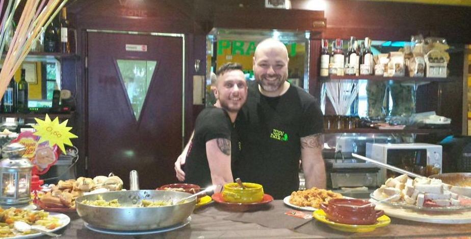 Da sinistra il titolare del locale Andrea insieme al suo collega Alessio