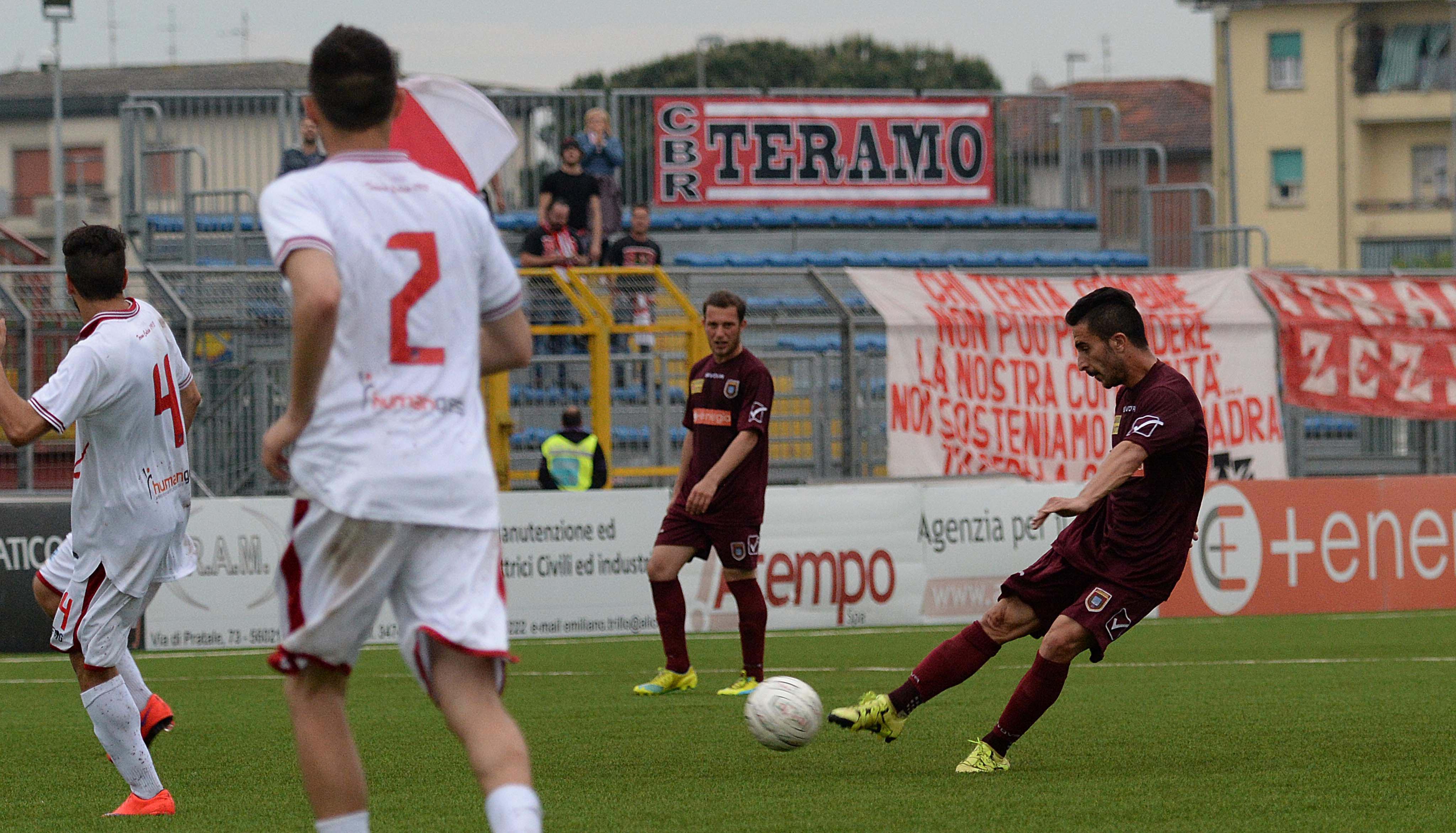 Il tiro di Alessio Cannoni che ha permesso al Pontedera di pareggiare 3-3 col Teramo (Foto Franco Silvi)